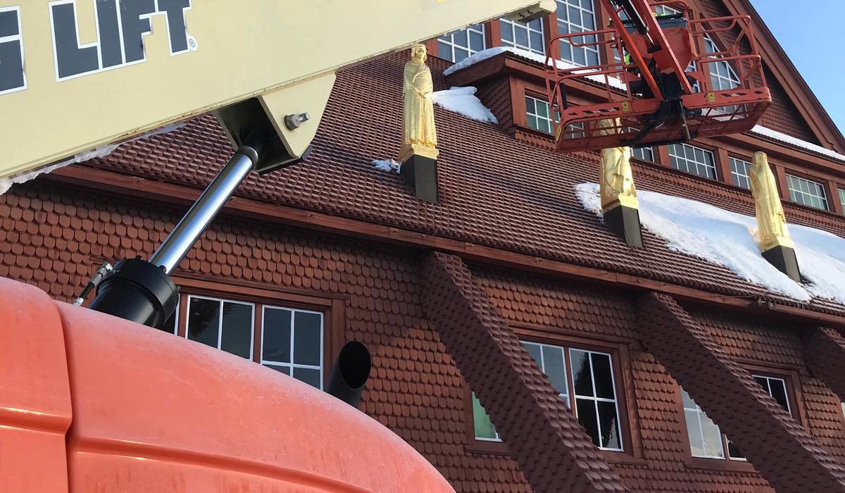 Ramirent lift framför Kiruna kyrka
