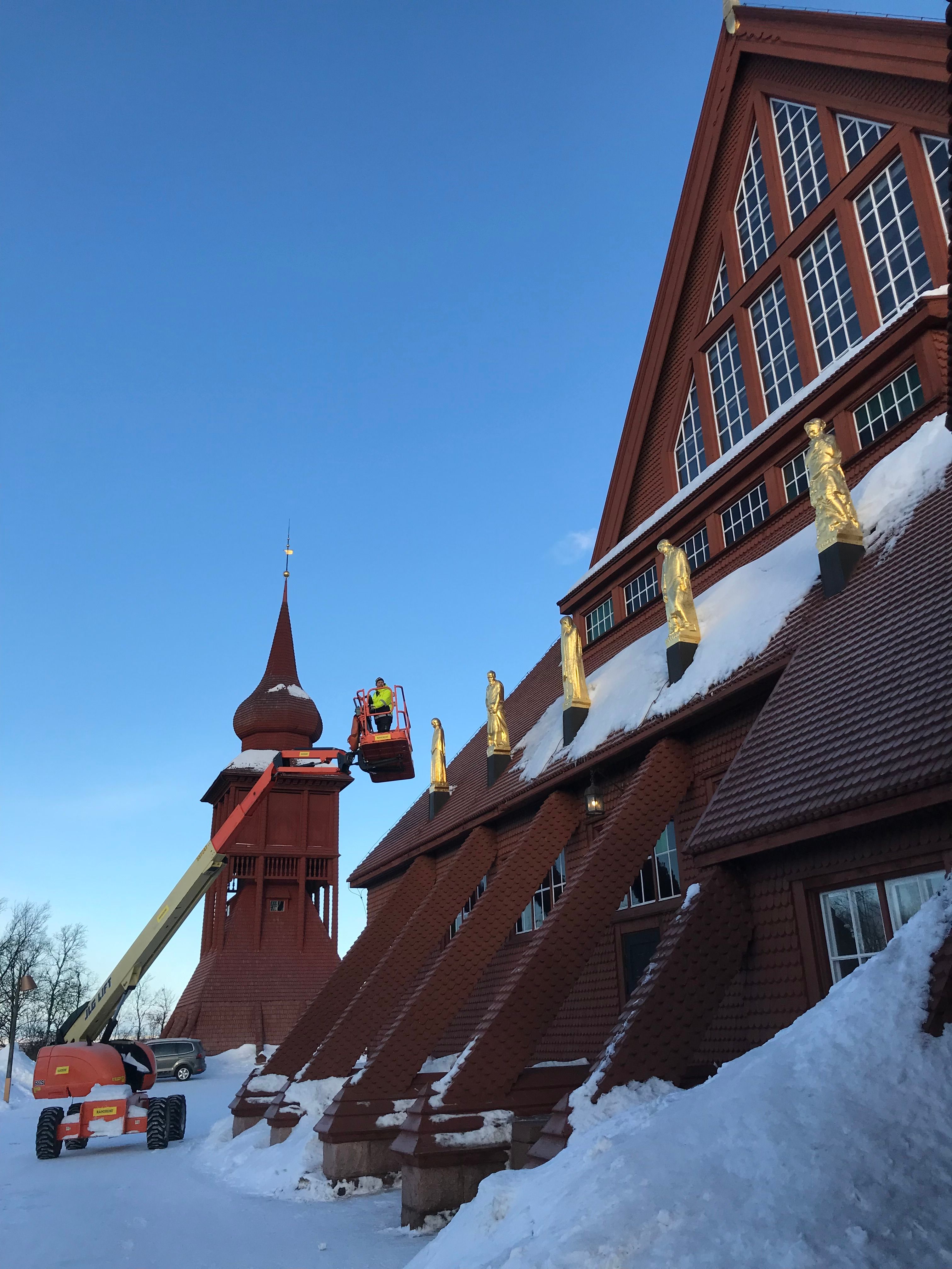 Klocktorn och Ramirent lift