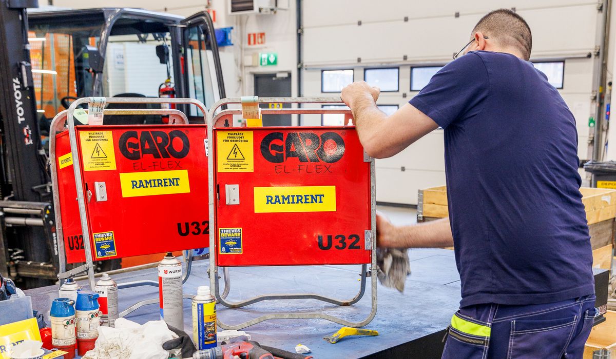 Kvalitetssäkrad elförsörjning: Vi servar all utrustning noggrant på våra kundcenter för säker drift på din arbetsplats.