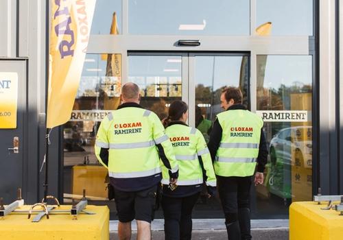 Våra medarbetare är kärnan i vår verksamhet. Här välkomnar vi kunder till ett av våra många lokala kundcenter.