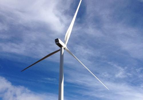 Maskiner och utrustning från Ramirent vid byggnation av vindkraftverk för hållbar energiomställning.