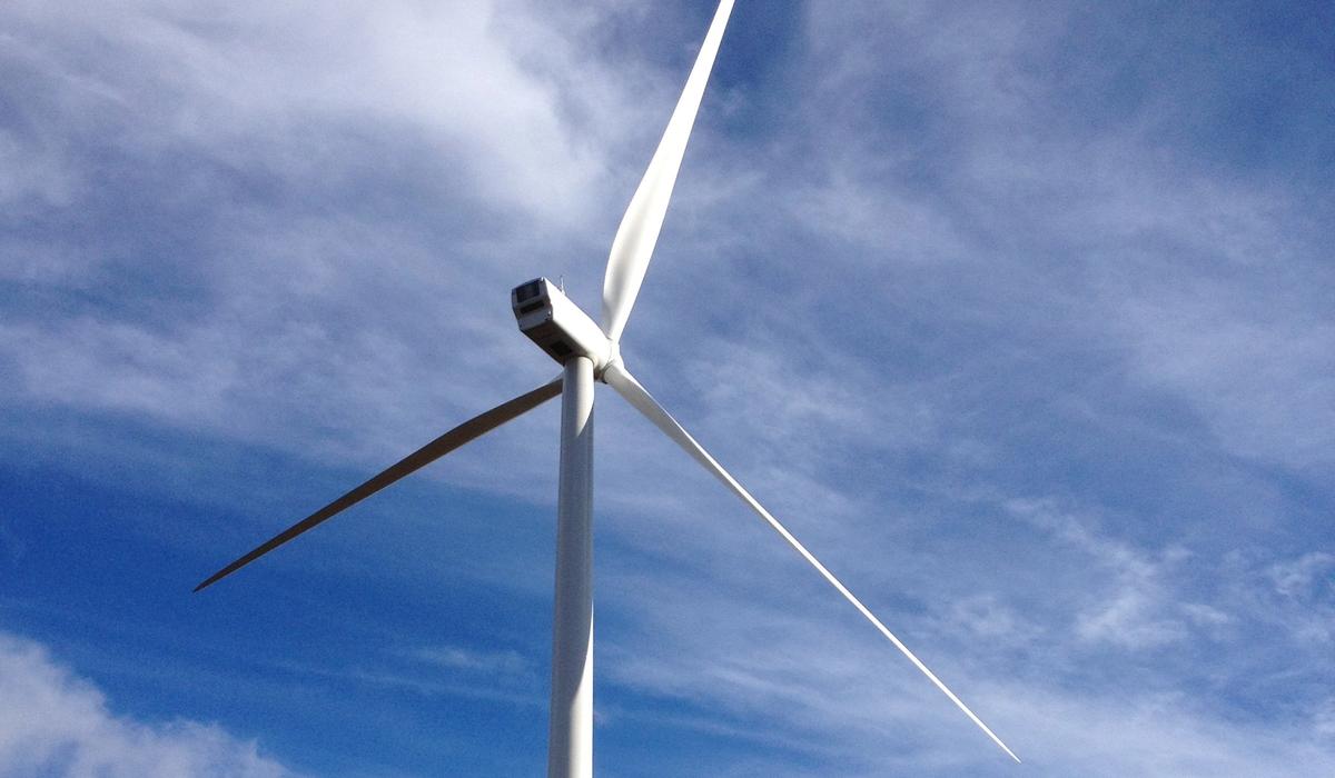 Maskiner och utrustning från Ramirent vid byggnation av vindkraftverk för hållbar energiomställning.