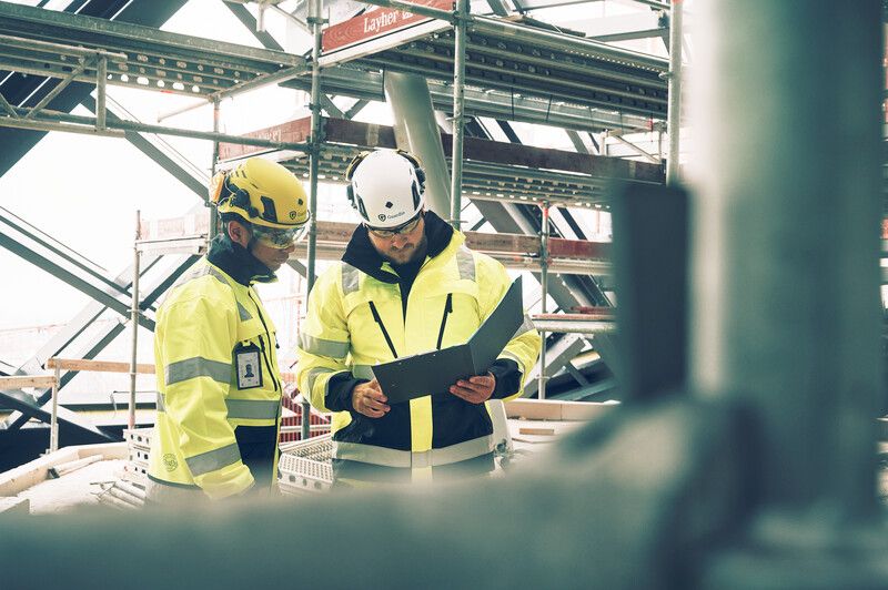 Två personer på byggprojekt