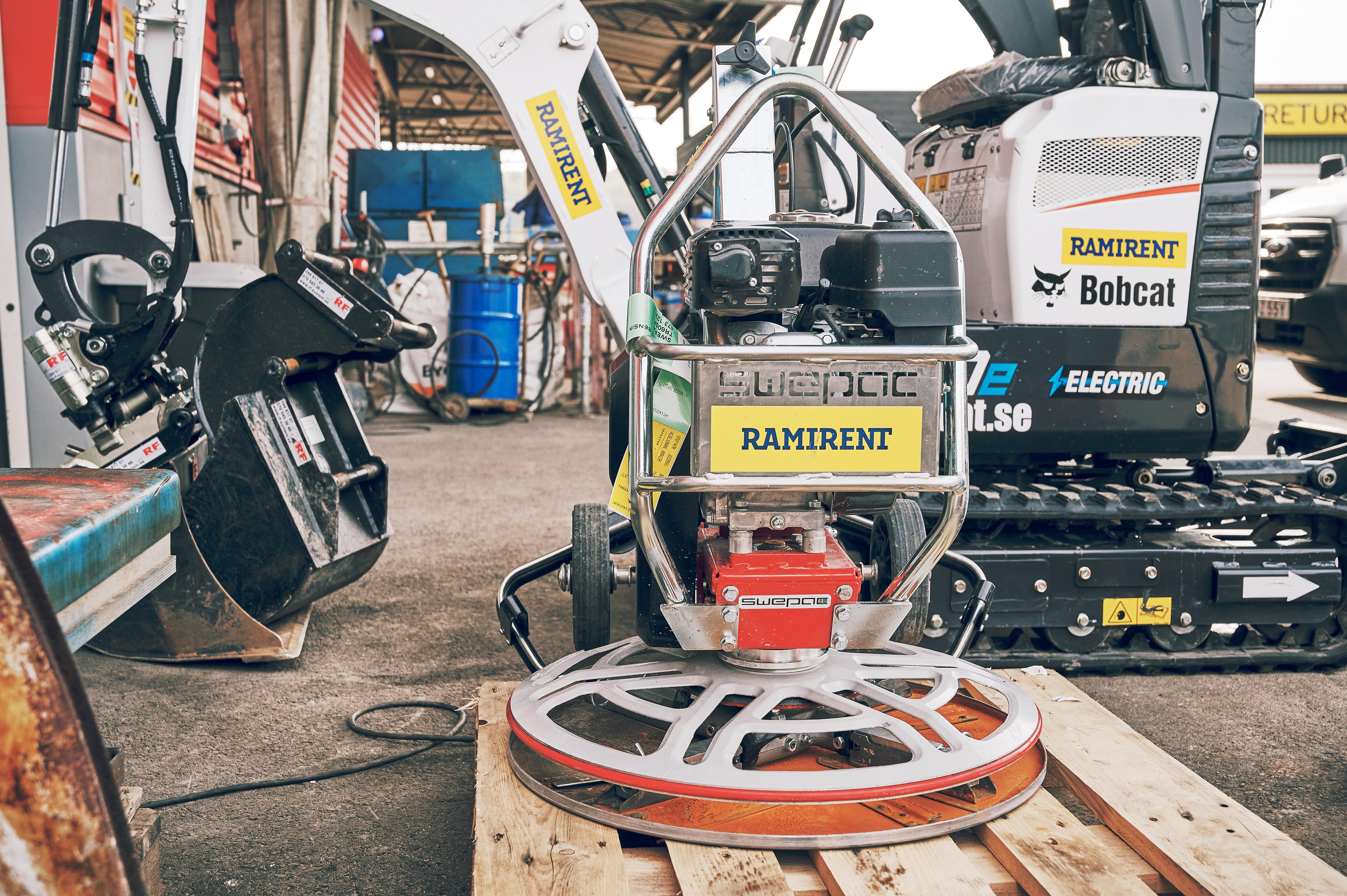 Högkvalitativa begagnade maskiner som glättare och minigrävare tillgängliga för köp via Ramirents auktioner.