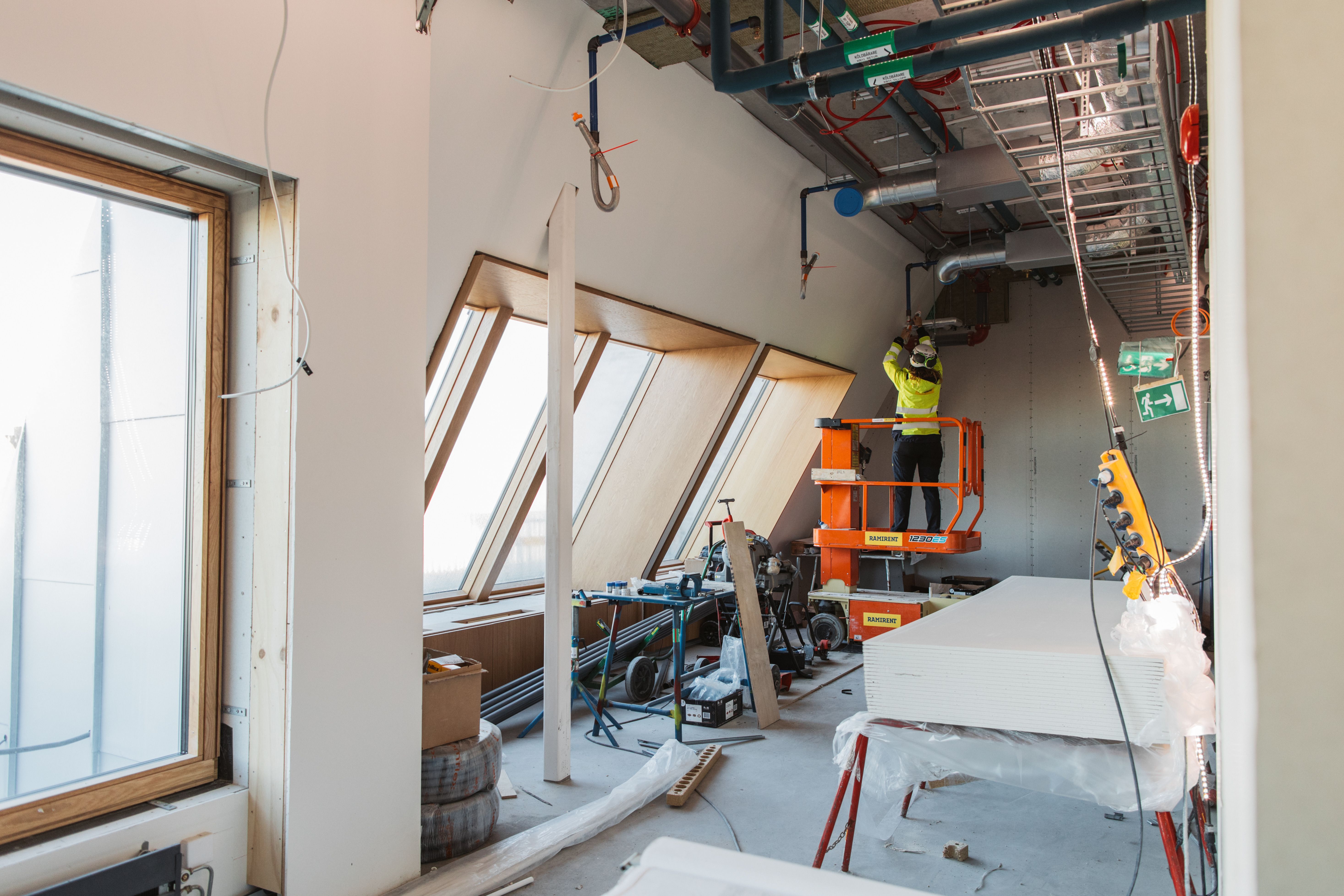 Byggarbetare i lift på arbetsplats