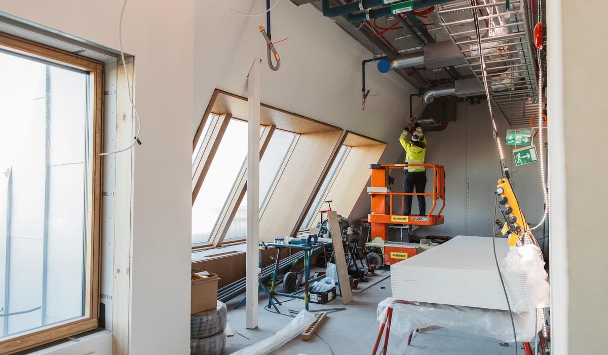 Byggarbetare i lift på arbetsplats