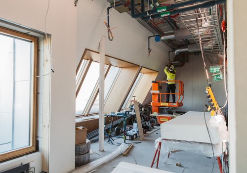 Byggarbetare i lift på arbetsplats