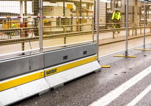 Avspärrning och vägbarriärer från Ramirent skapar trygghet på bygget och vägarbeten. En del av vårt RentSafe-erbjudande.
