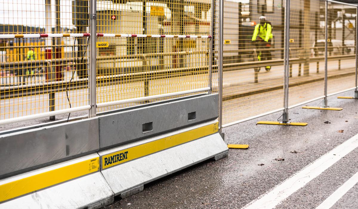 Avspärrning och vägbarriärer från Ramirent skapar trygghet på bygget och vägarbeten. En del av vårt RentSafe-erbjudande.