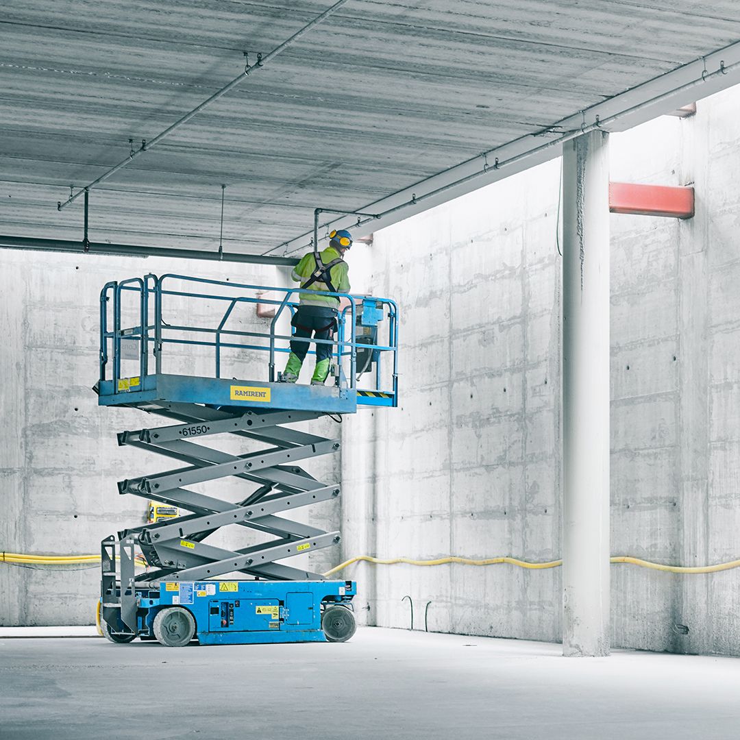 Saxlift vid underhållsarbete i parkeringsgarage i fastighet