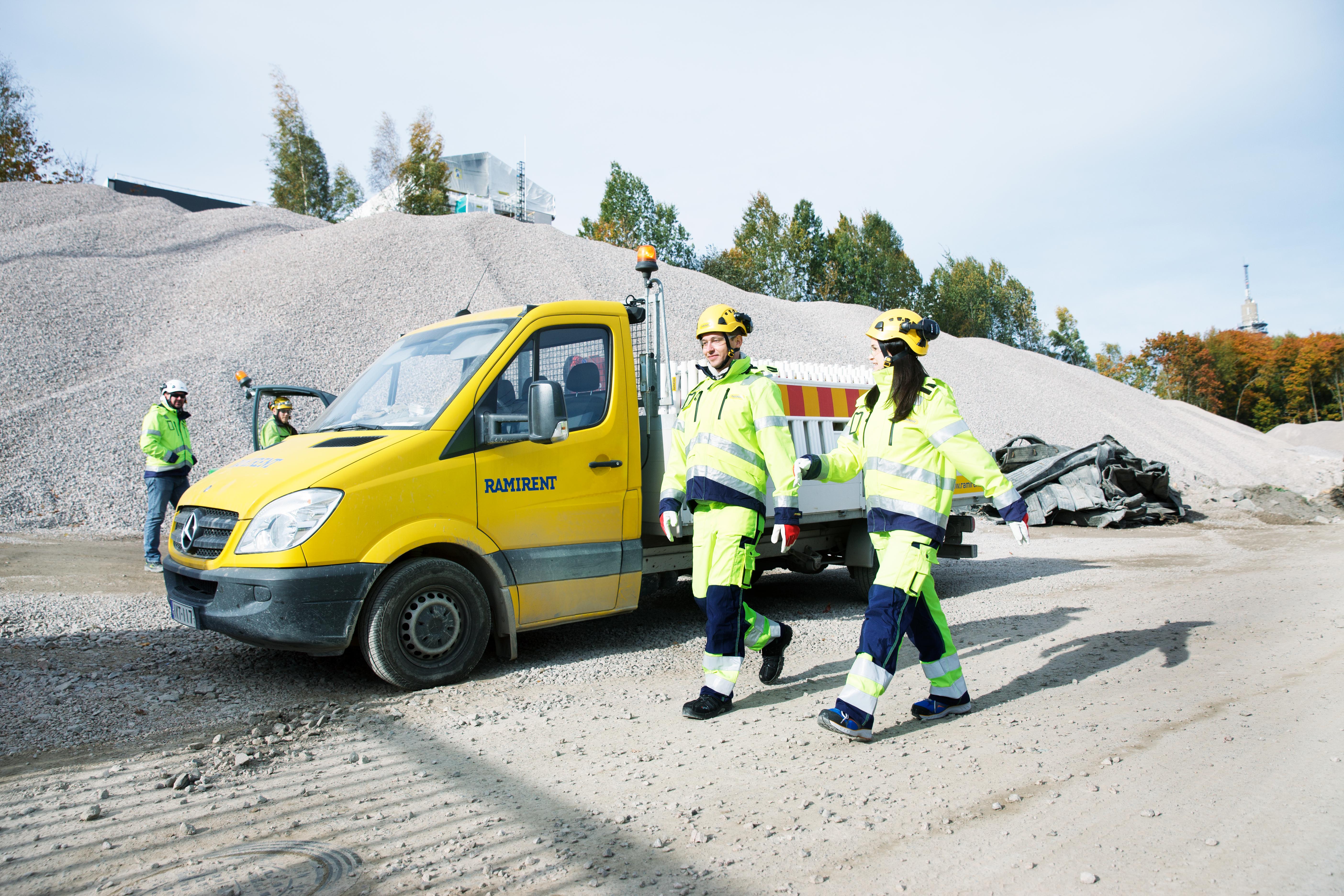 Två personer framför en Ramirentbil