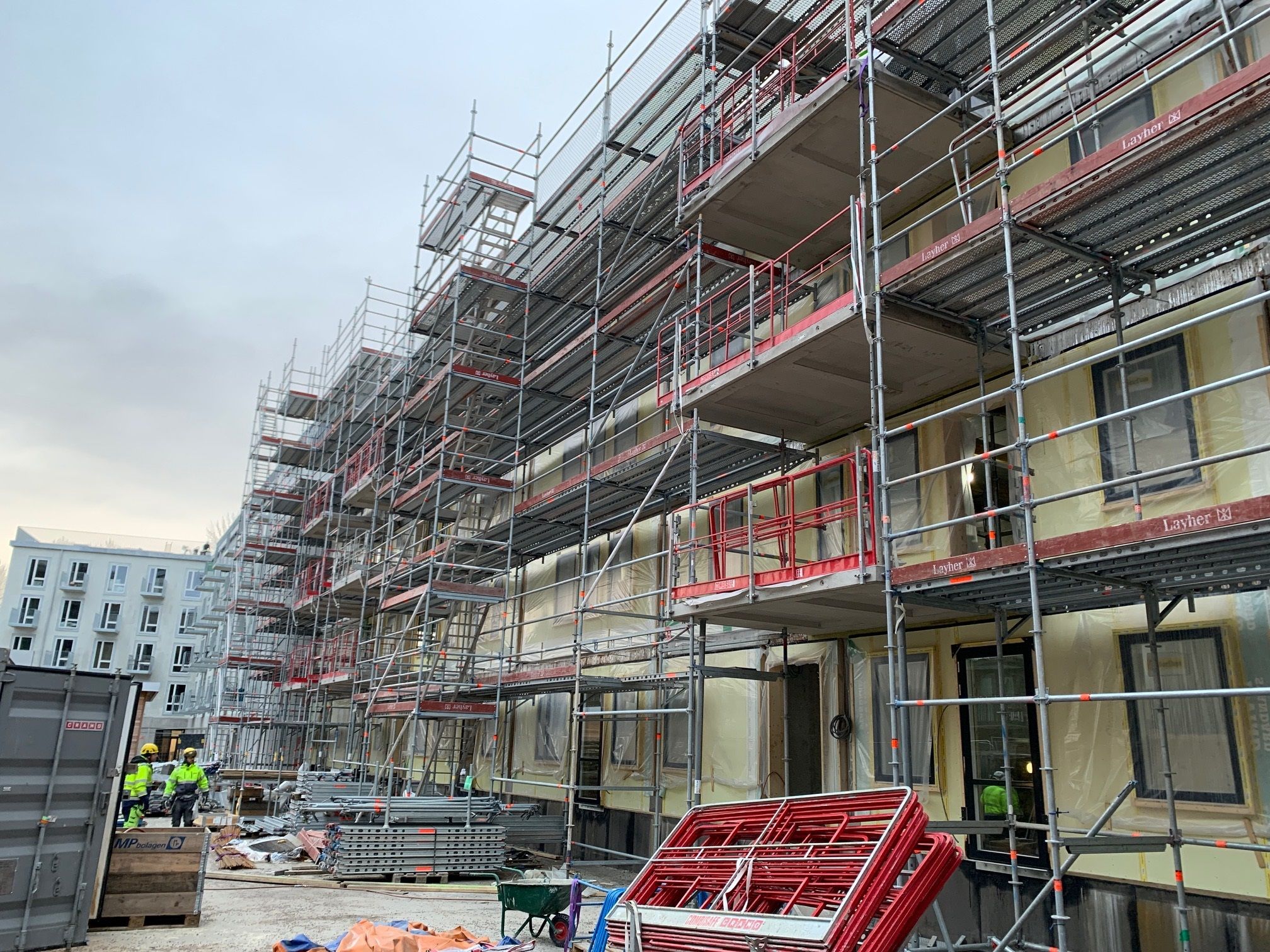 Höghus med ställning