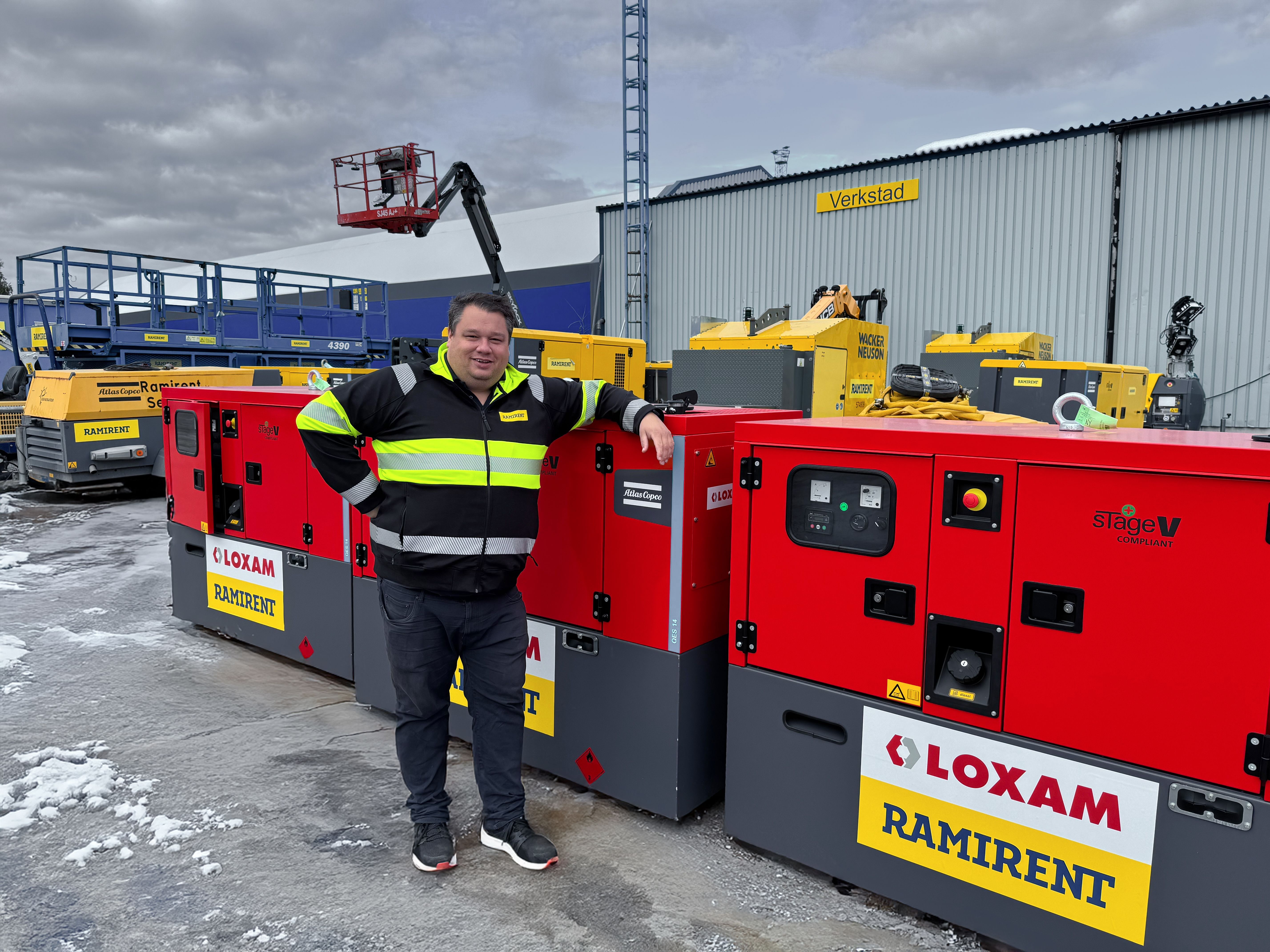 Robin Svensson, produktchef Energi & Klimat på Ramirent, tipsar om smart utrustning för vinterns byggprojekt. Som t ex de här elverken som säkrar driften vid strömavbrott. 