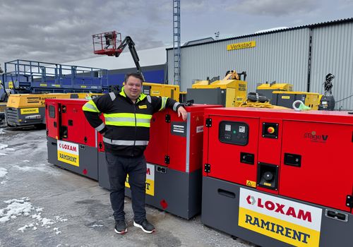 Robin Svensson, produktchef Energi & Klimat på Ramirent, tipsar om smart utrustning för vinterns byggprojekt. Som t ex de här elverken som säkrar driften vid strömavbrott.