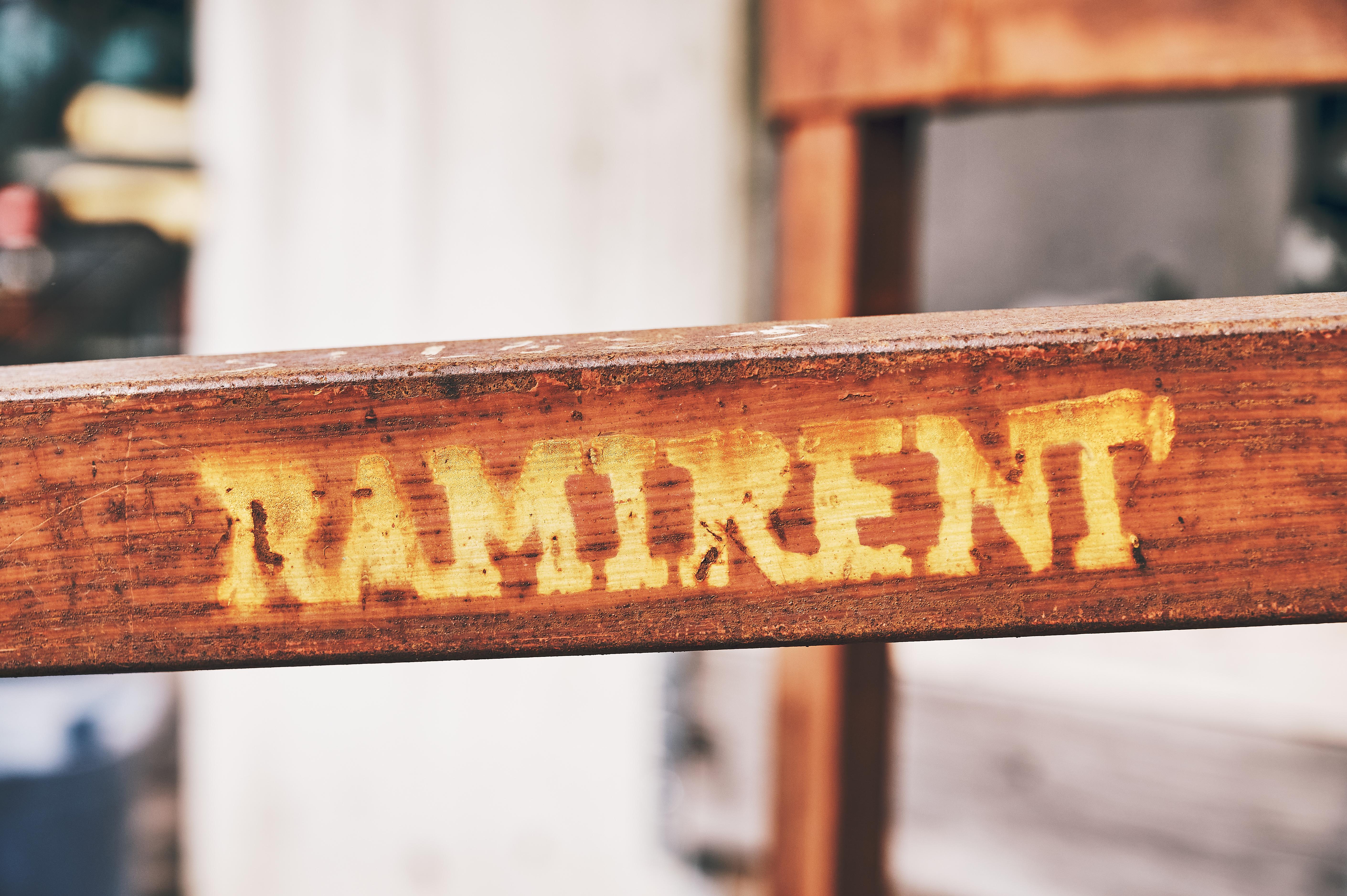 Maskiner som tål tidens tand. Vår logotyp på robust utrustning som är redo för nya utmaningar hos en ny ägare.