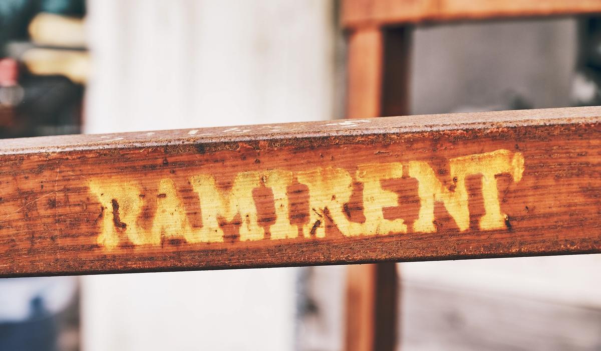 Maskiner som tål tidens tand. Vår logotyp på robust utrustning som är redo för nya utmaningar hos en ny ägare.