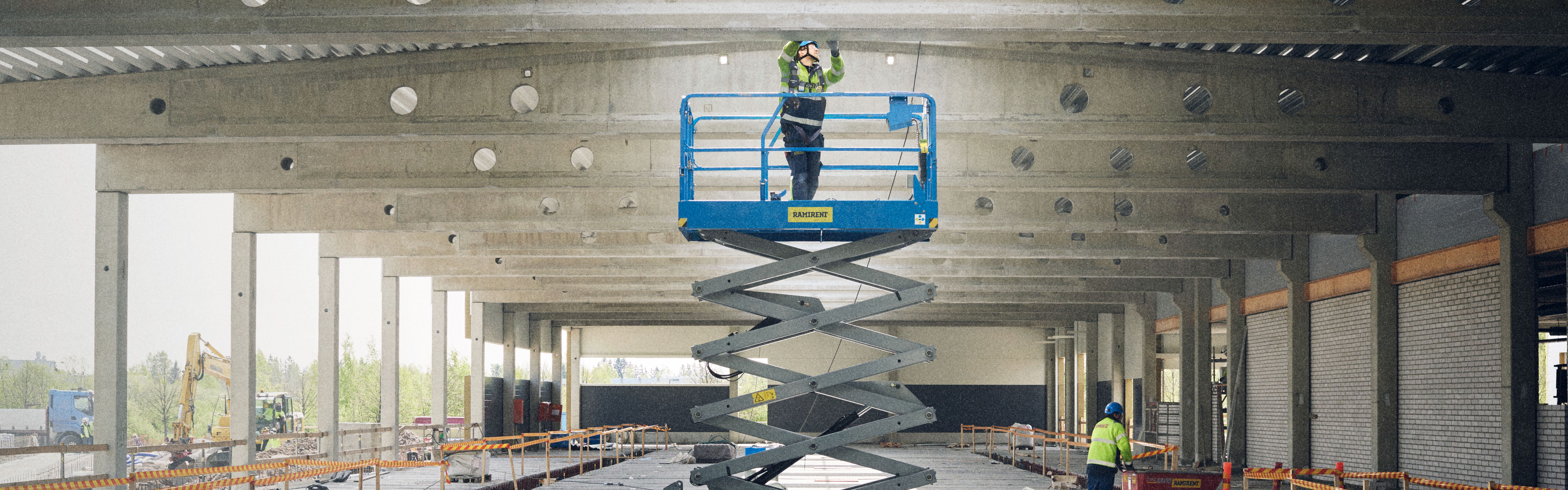RamiShare app hålls i handen av slutanvändare där personen står vid en lift