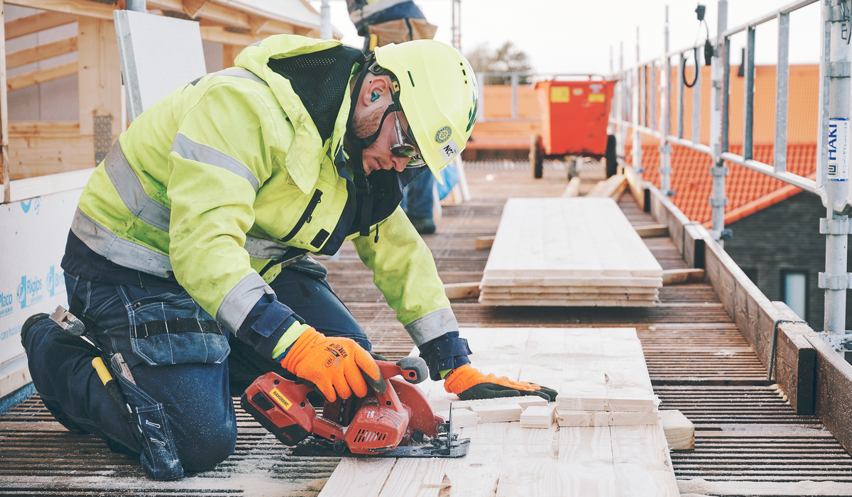 En man på byggarbetsplats med verktyg