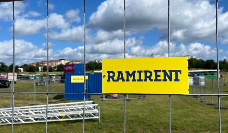 Ramirents staket och avspärrning utgör inhägnad för event. Vi levererar helhetslösningar för alla typer av arrangemang.