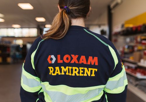 Medarbetare med LOXAM/Ramirent på ryggen