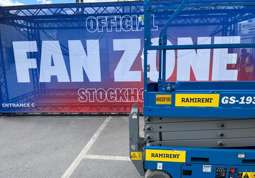 Ramirentlift framför Fanzone vid Hockey-VM i Stockholm 2025