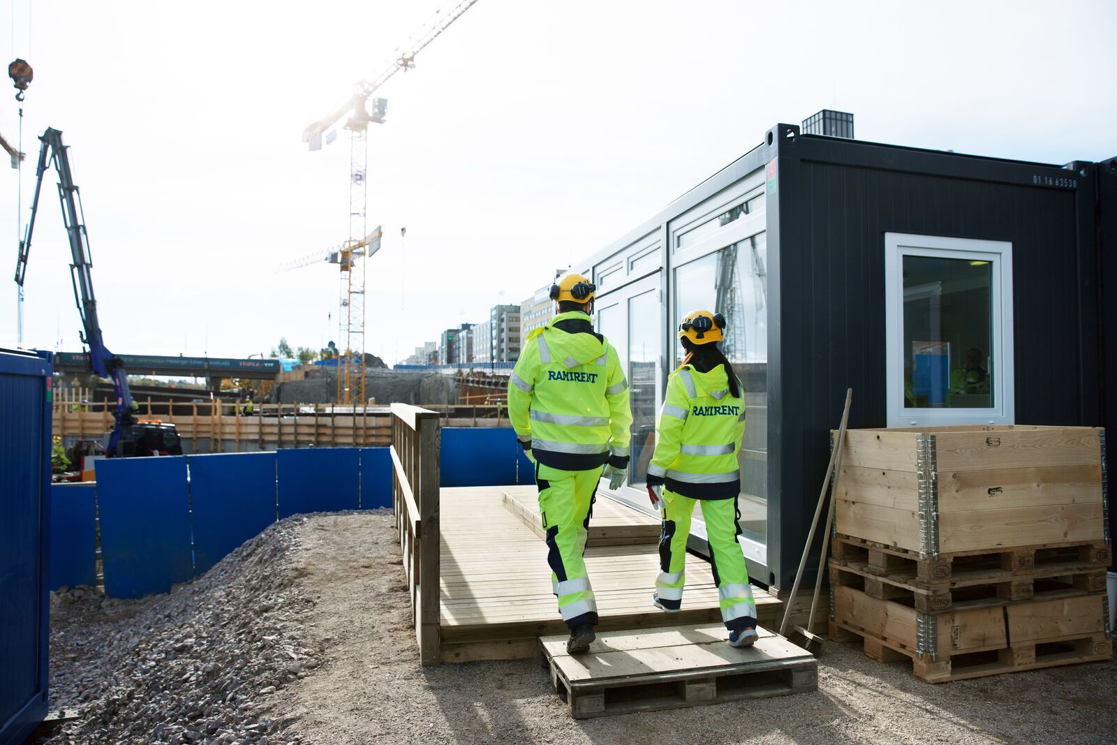 Tillfällig arbetsplats med bodetablering och infrastrukturprojekt för offentlig sektor.