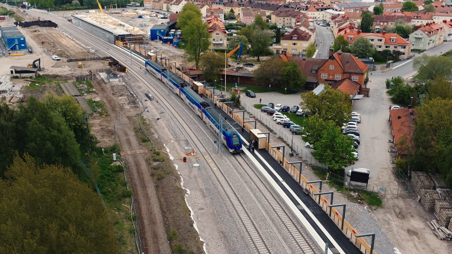 Infrastrukturprojekt för järnväg med pågående bygg- och anläggningsarbete där uthyrningslösningar stödjer projektets genomförande.