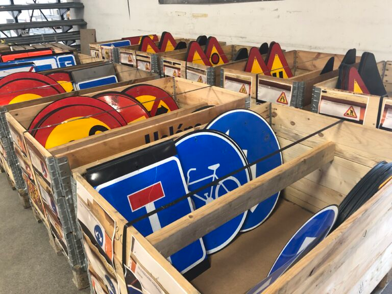 Bild på vägskyltar för Rentsafe, Ramirents dotterbolag