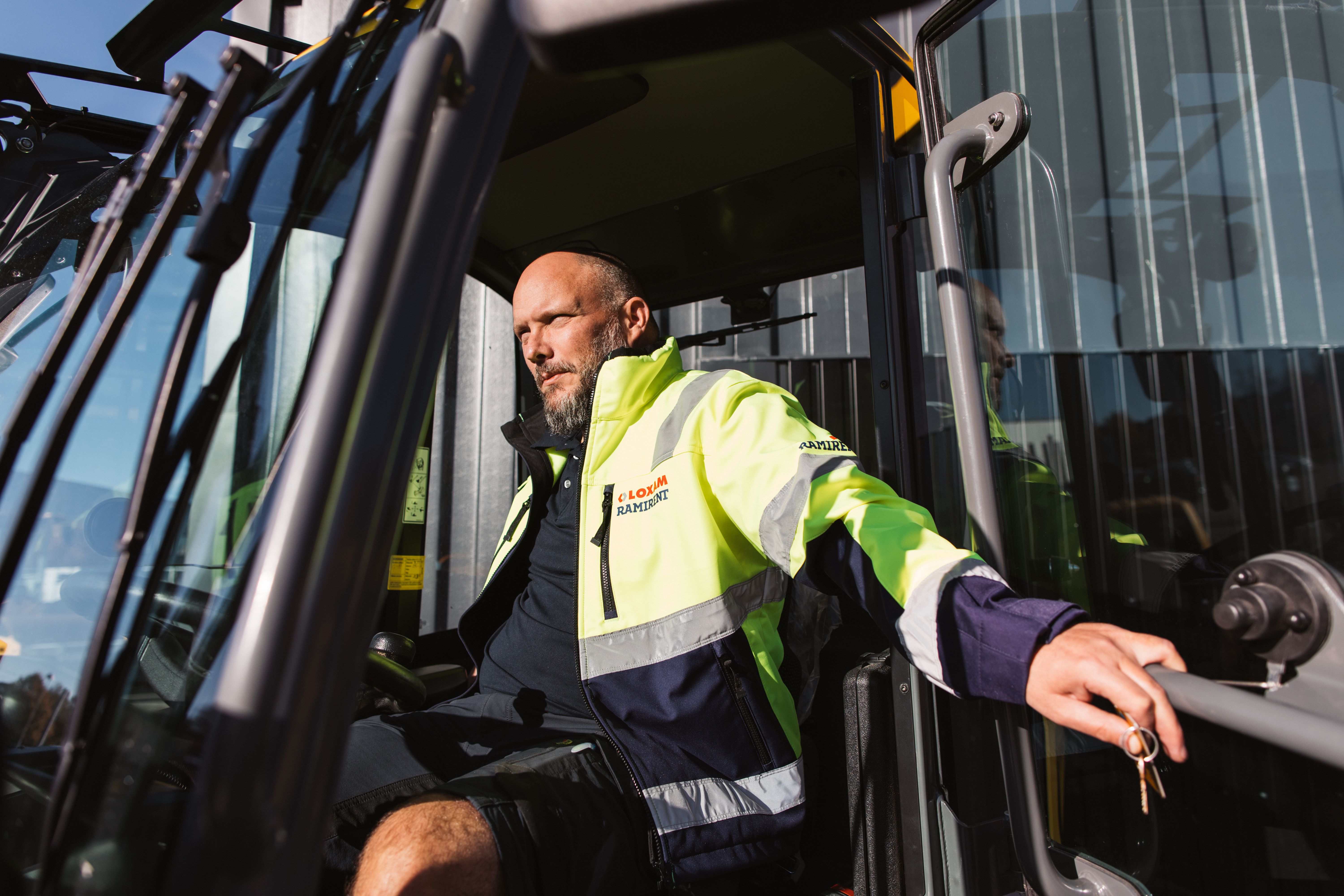 Kvinnlig yrkesarbetare i varselkläder bär lightprodukter bort 