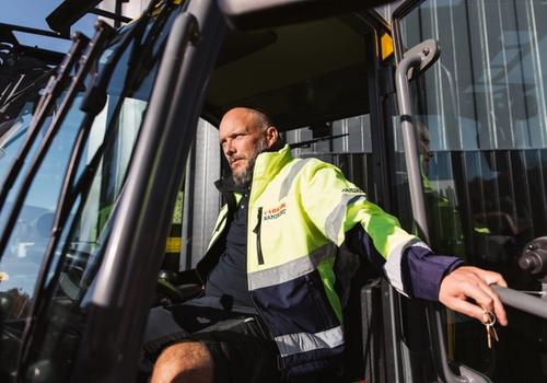 Vår vision i praktiken – genom kompetenta medarbetare och modern maskinpark driver vi branschen framåt mot effektivare och säkrare byggprojekt.