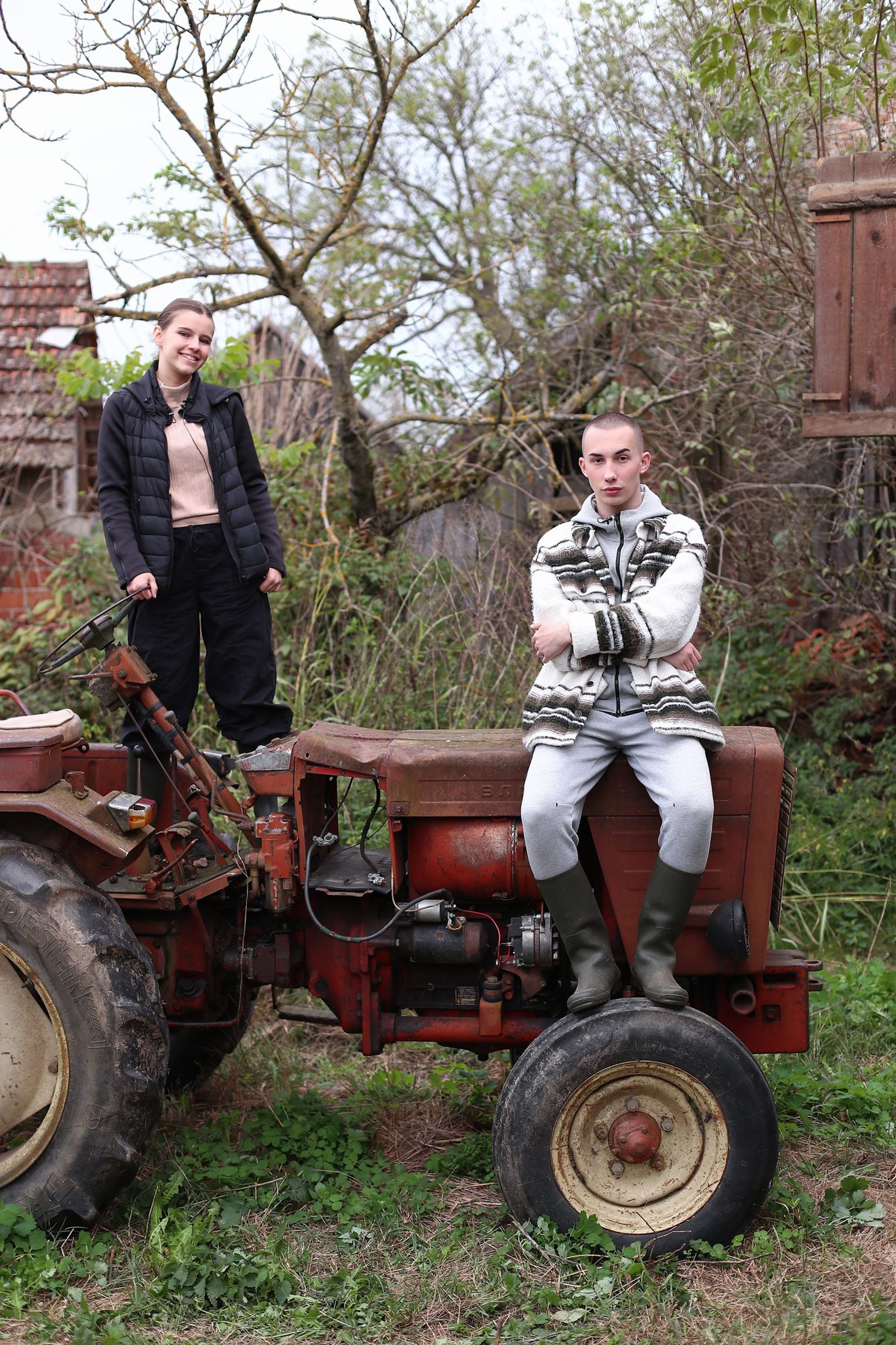 Contestants in front of the farmhouse