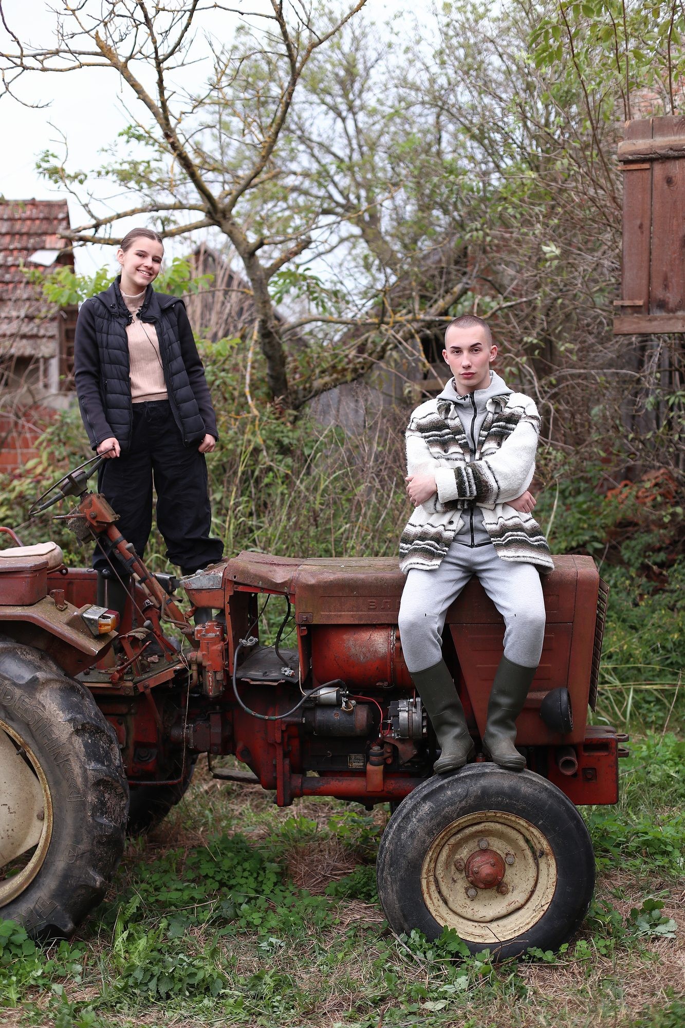 Contestants in front of the farmhouse