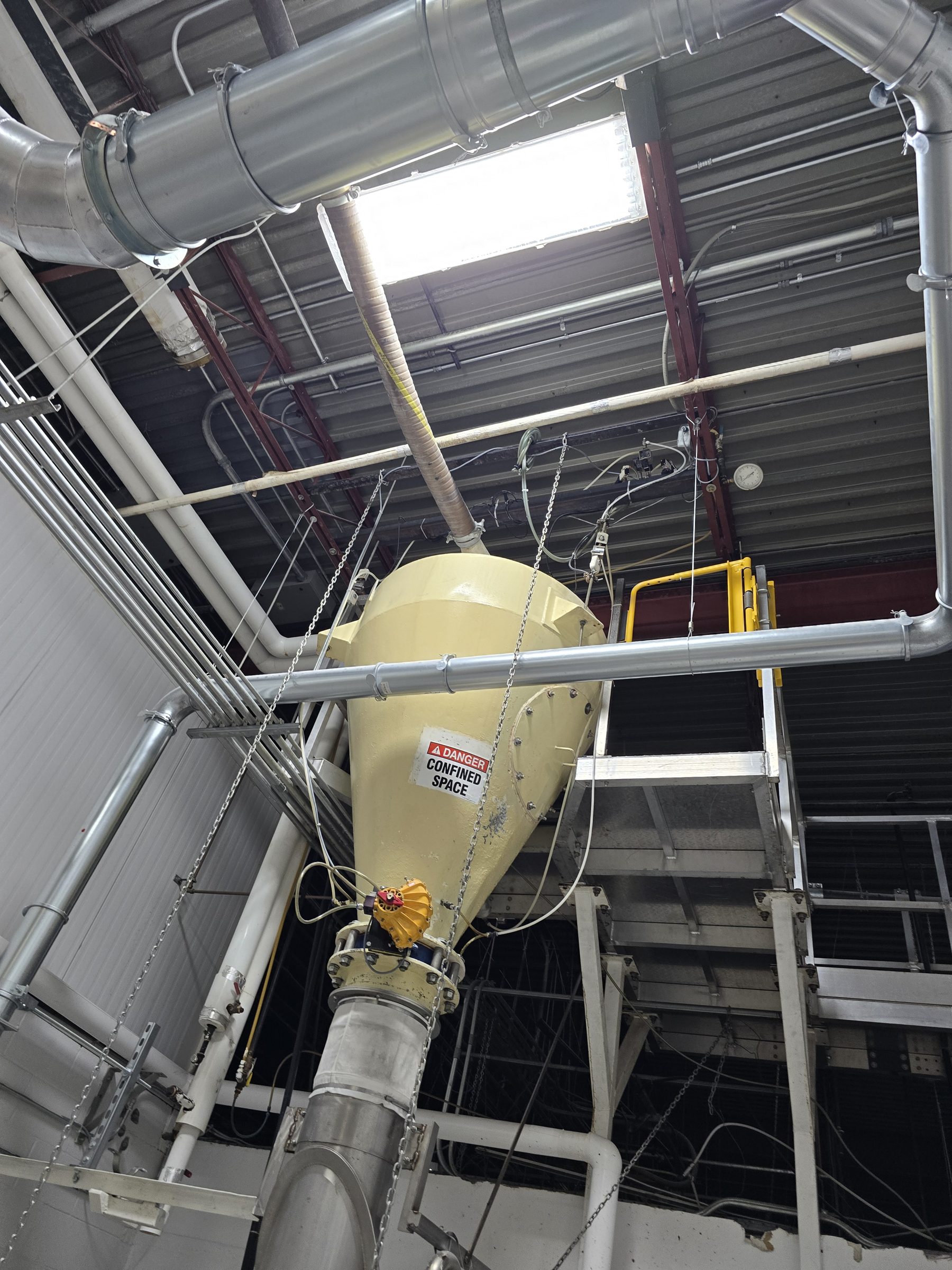 Hopper with pneumatic conveying lines