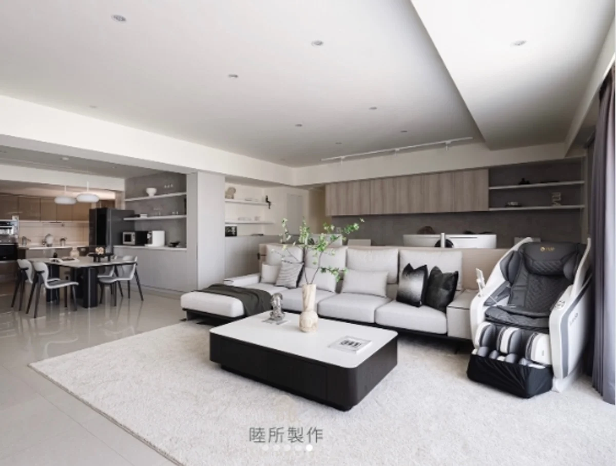 高雄前鎮欣灣時代客廳設計-開放式公領域配置，串連客餐廳視覺尺度與亞灣採光 - 睦所製作 So Design