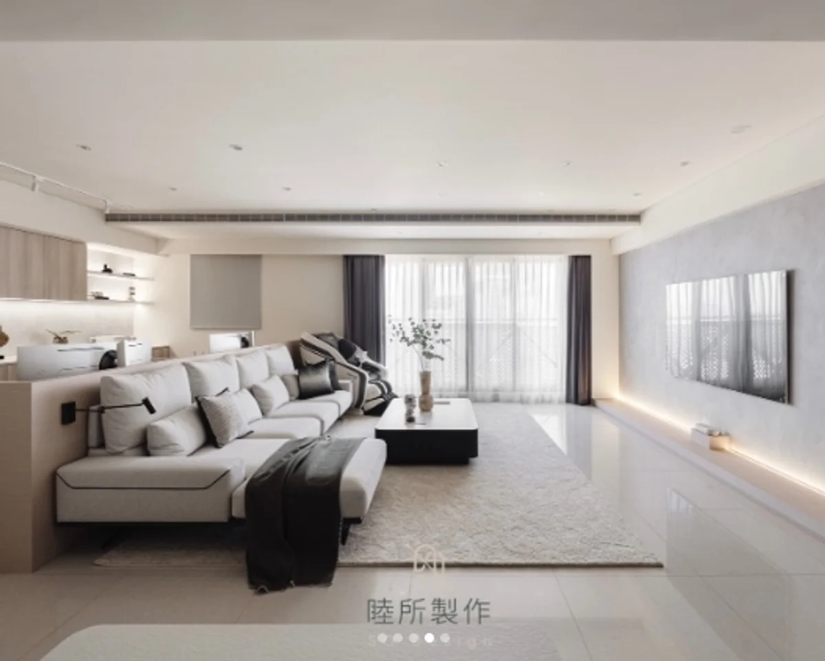 高雄前鎮欣灣時代客廳設計-手工塗料的連續性不僅放大了公領域的視覺尺度，更與窗外的亞灣海景交織出內外呼應的開闊感 - 睦所製作 So Design