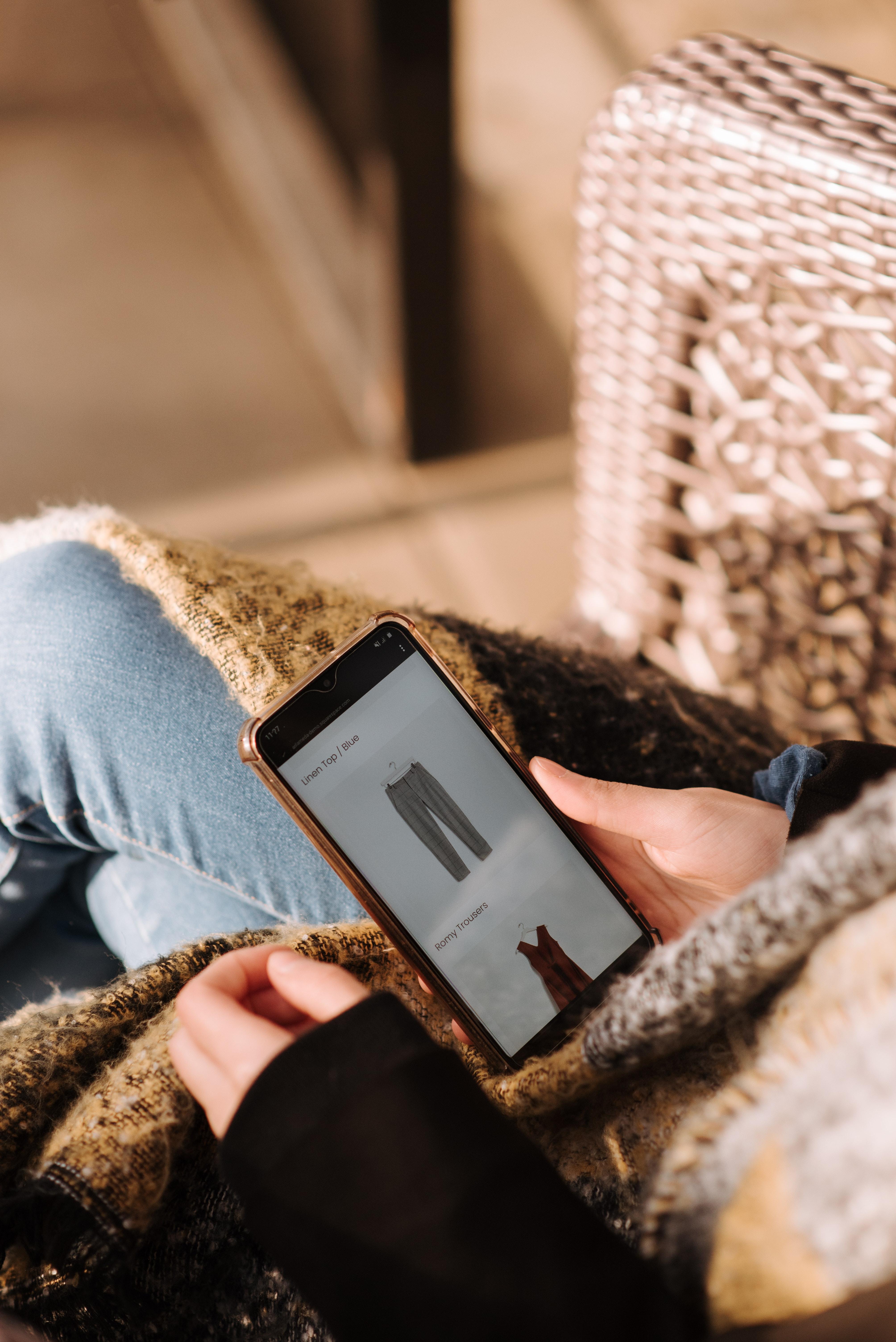 Frau schaut auf ihr Smartphone