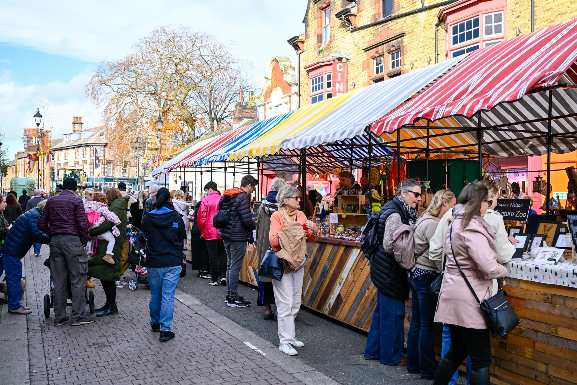 Two circus performers in colourful costumes