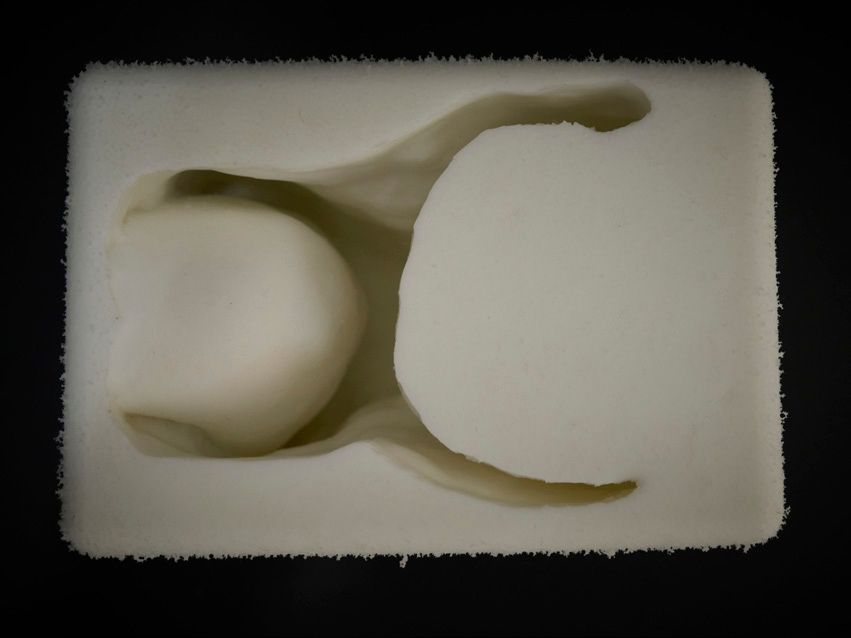 6. Agujero (entre mano con brazo y rostro)-1