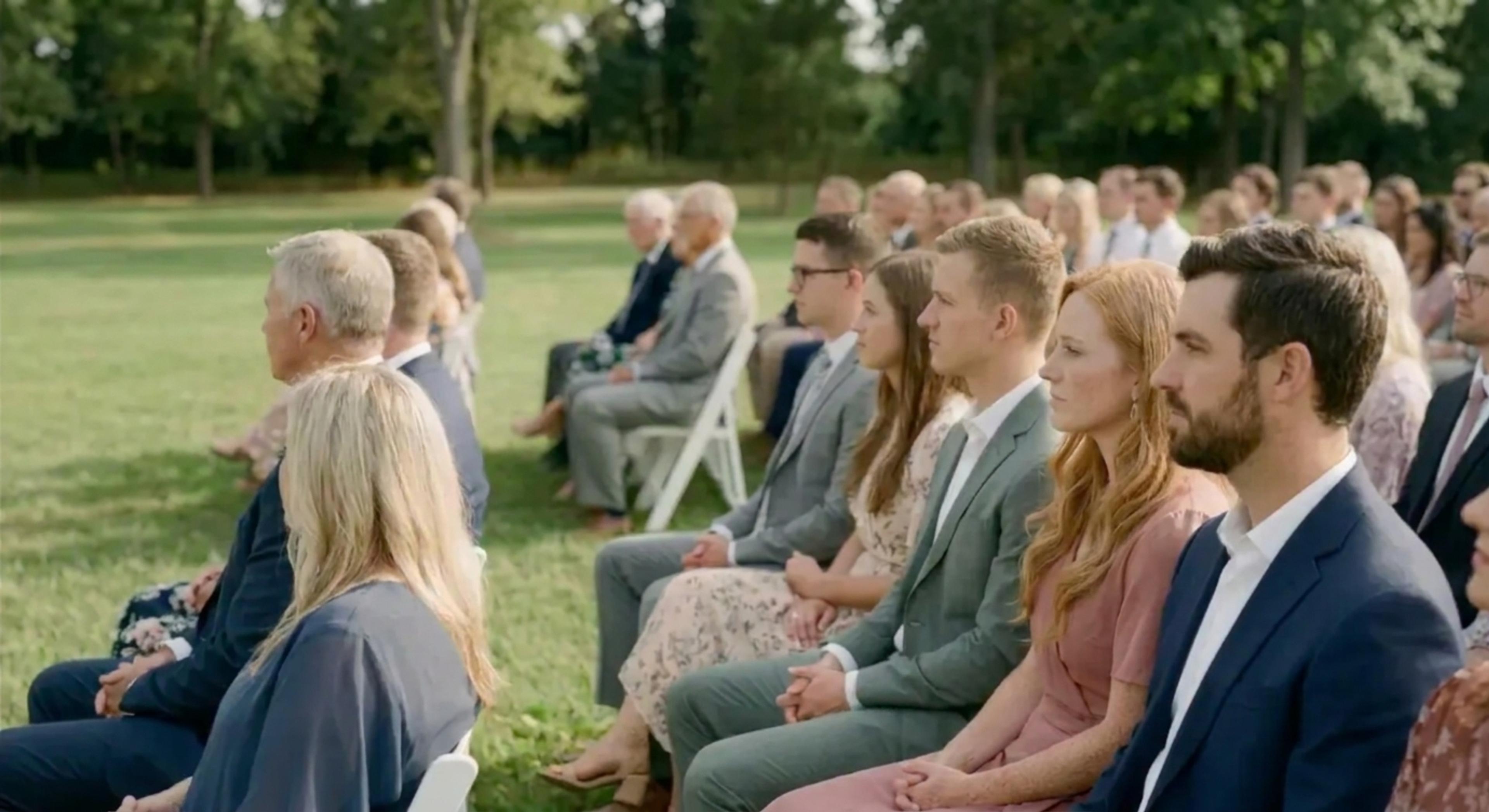 Mats en Mila tussen de gasten in het gras tijdens de geloftes