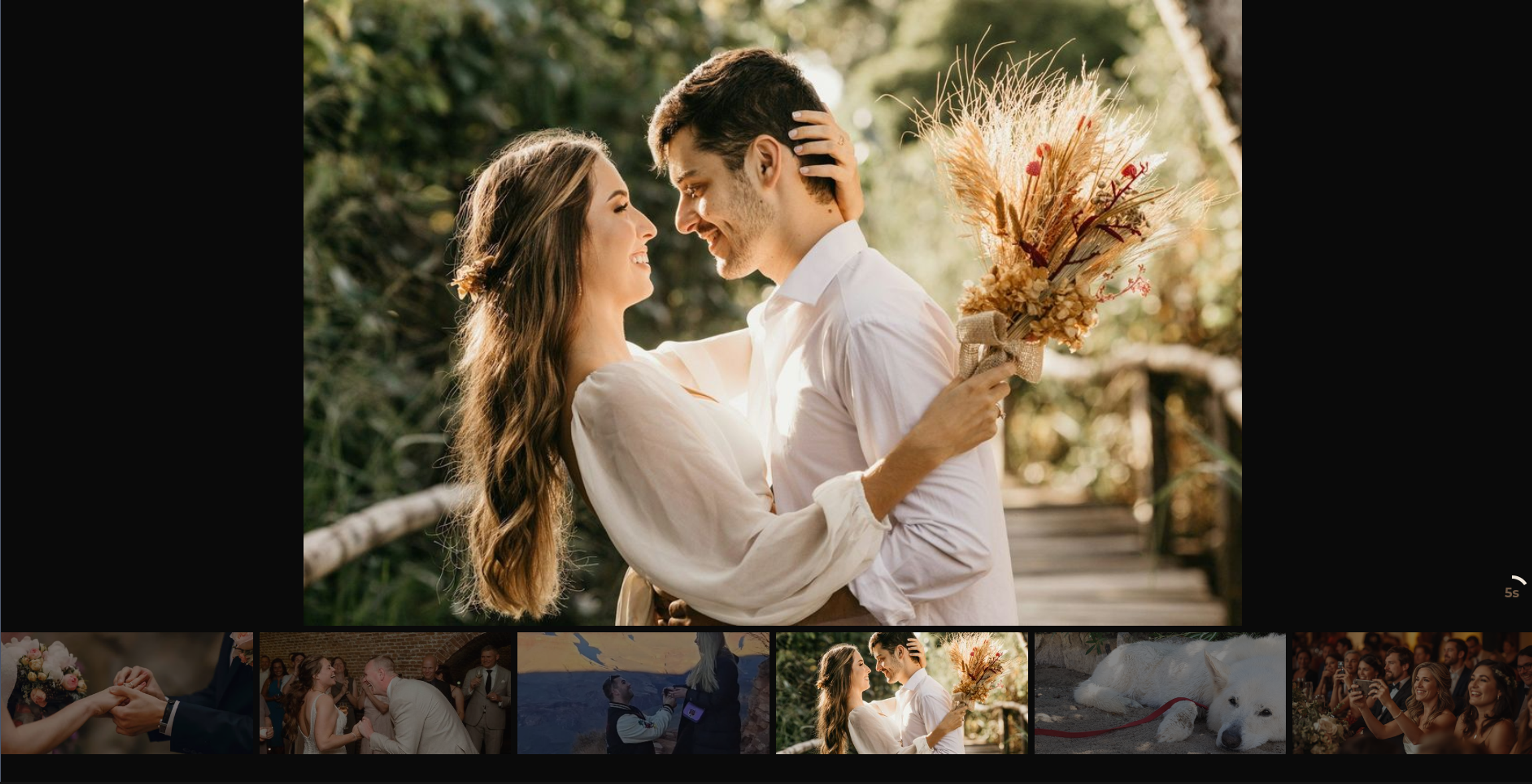 Slideshow van gastfoto's op een tv-scherm, met een fotostrip eronder