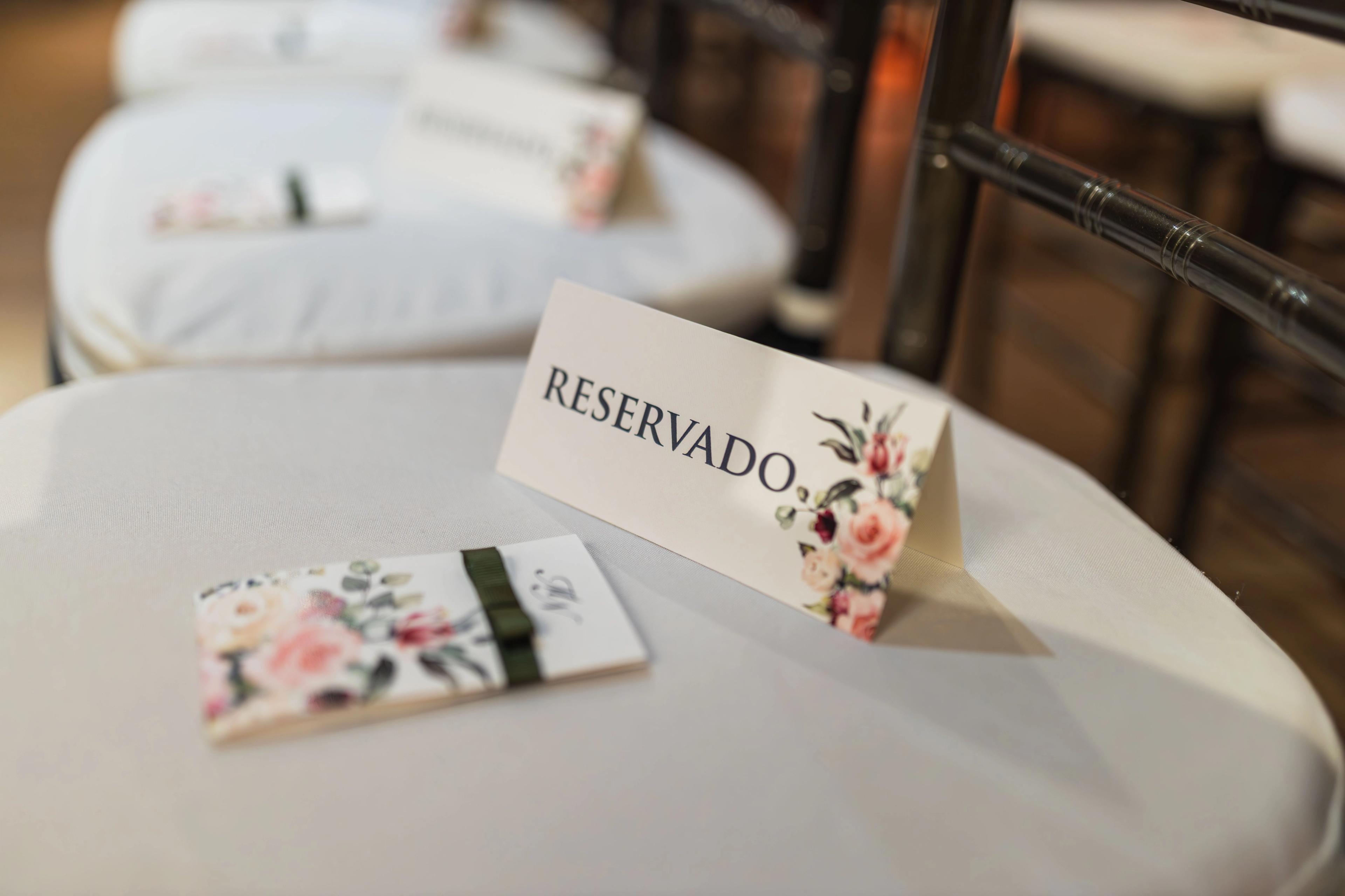 Gereserveerde stoel met een kaartje bij een ceremonie
