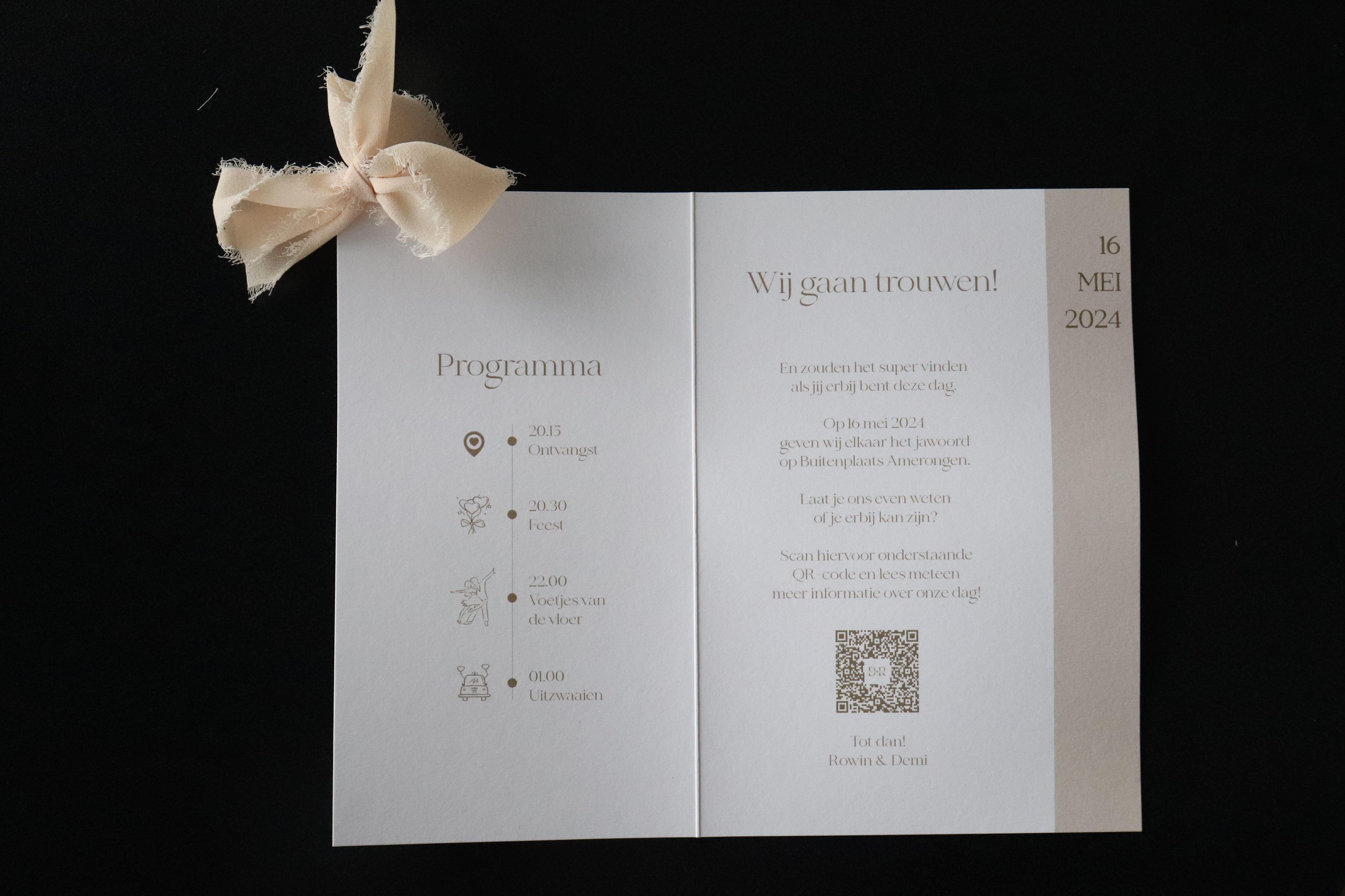 Binnenkant van een trouwkaart met links het avondprogramma en rechts de uitnodigingstekst met een QR-code om je aan te melden
