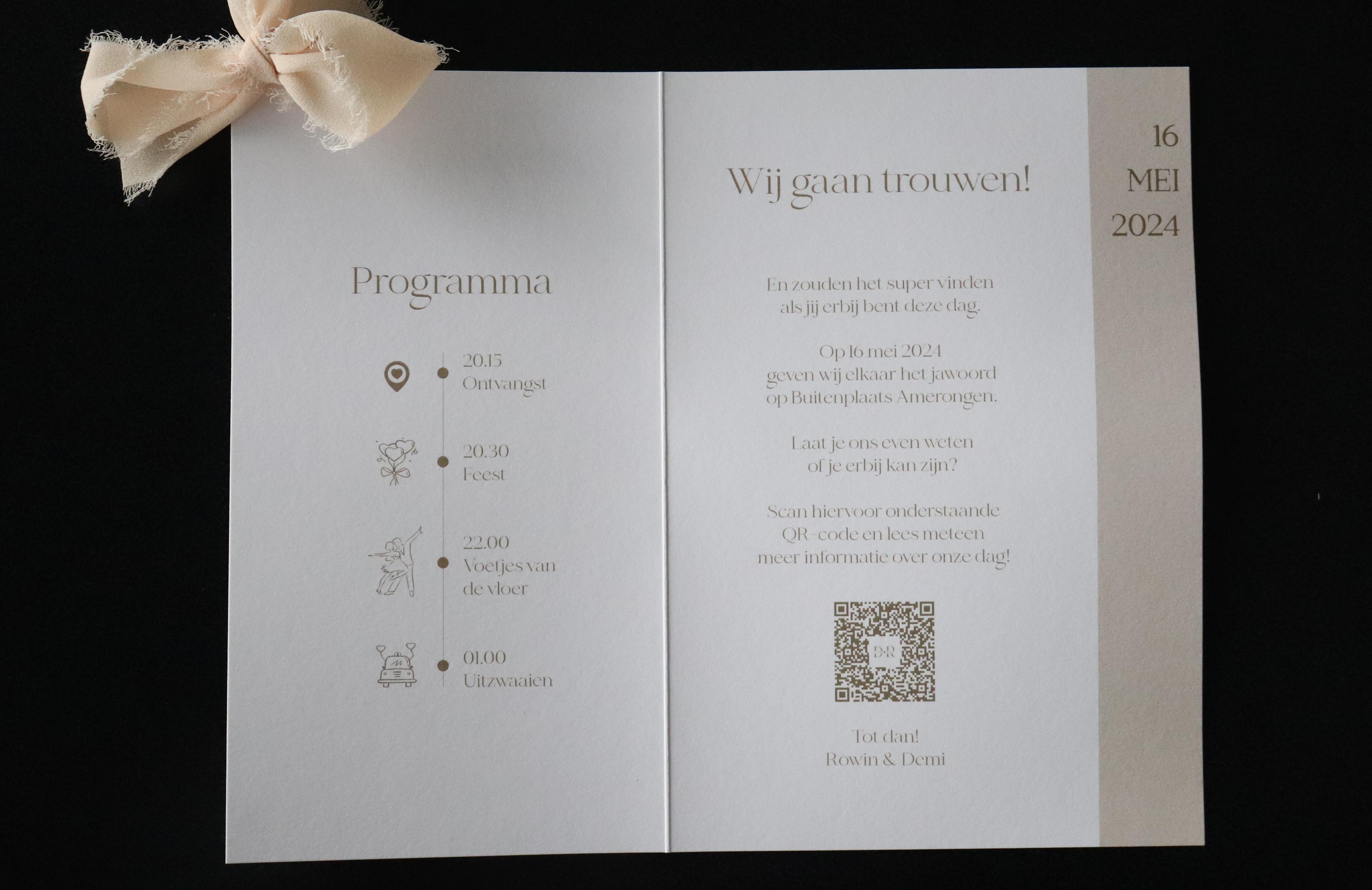 Binnenkant van een trouwkaart met links het avondprogramma en rechts de uitnodigingstekst met een QR-code om je aan te melden