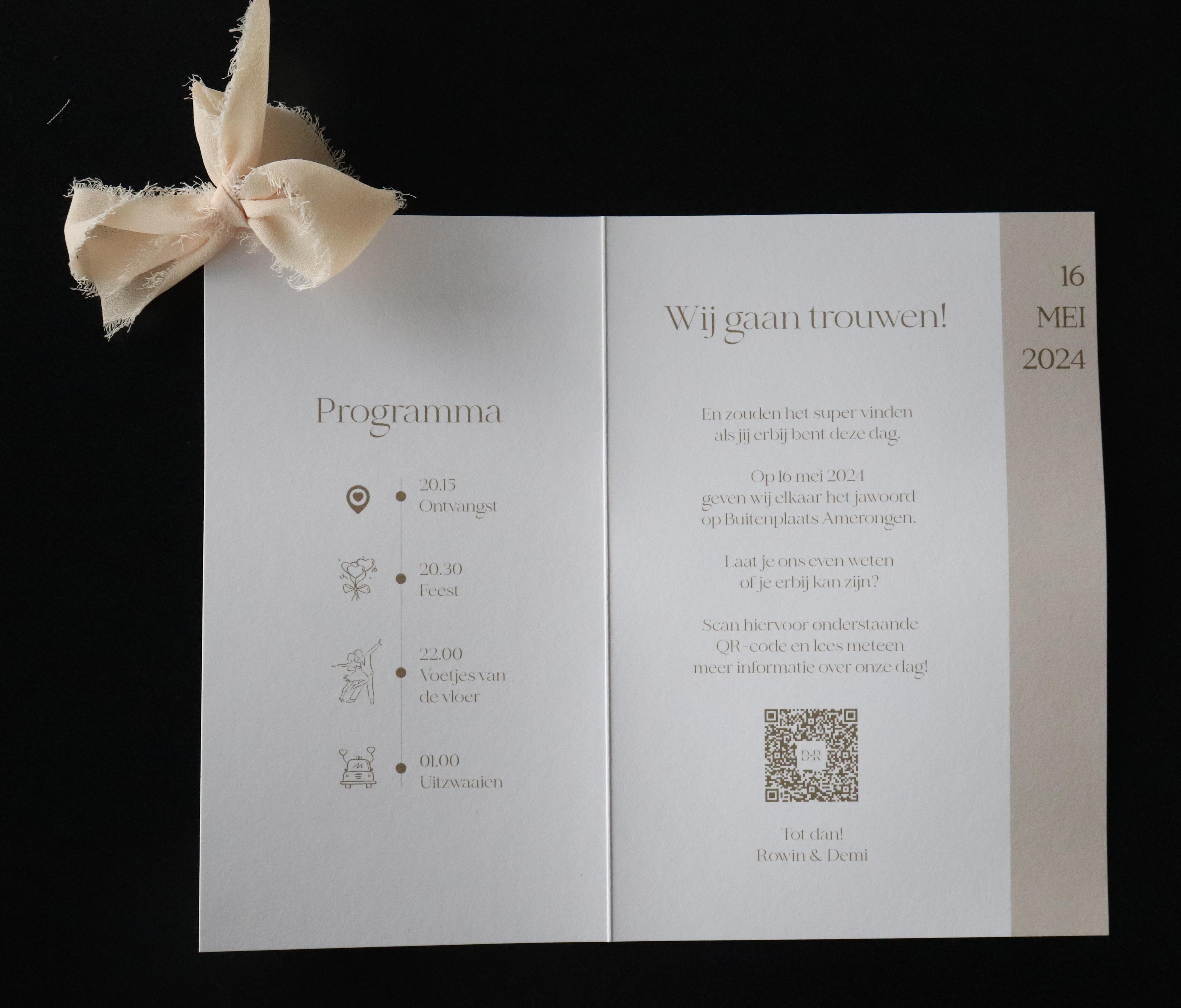 Binnenkant van een trouwkaart met links het avondprogramma en rechts de uitnodigingstekst met een QR-code om je aan te melden