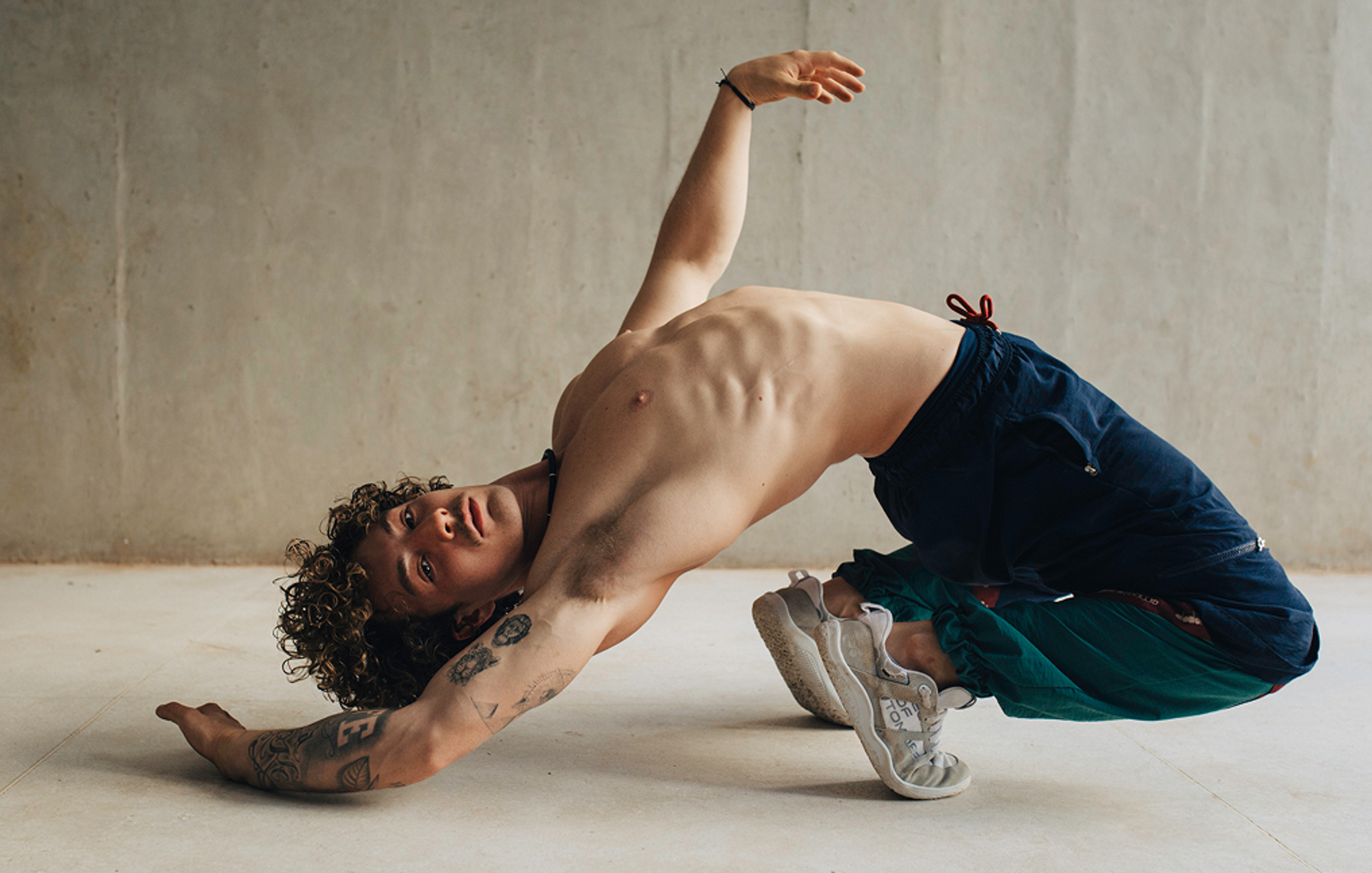 "Quando acaba o movimento, acaba a graça": Zeka Ramos e a arte de habitar o próprio corpo
— imagem 1