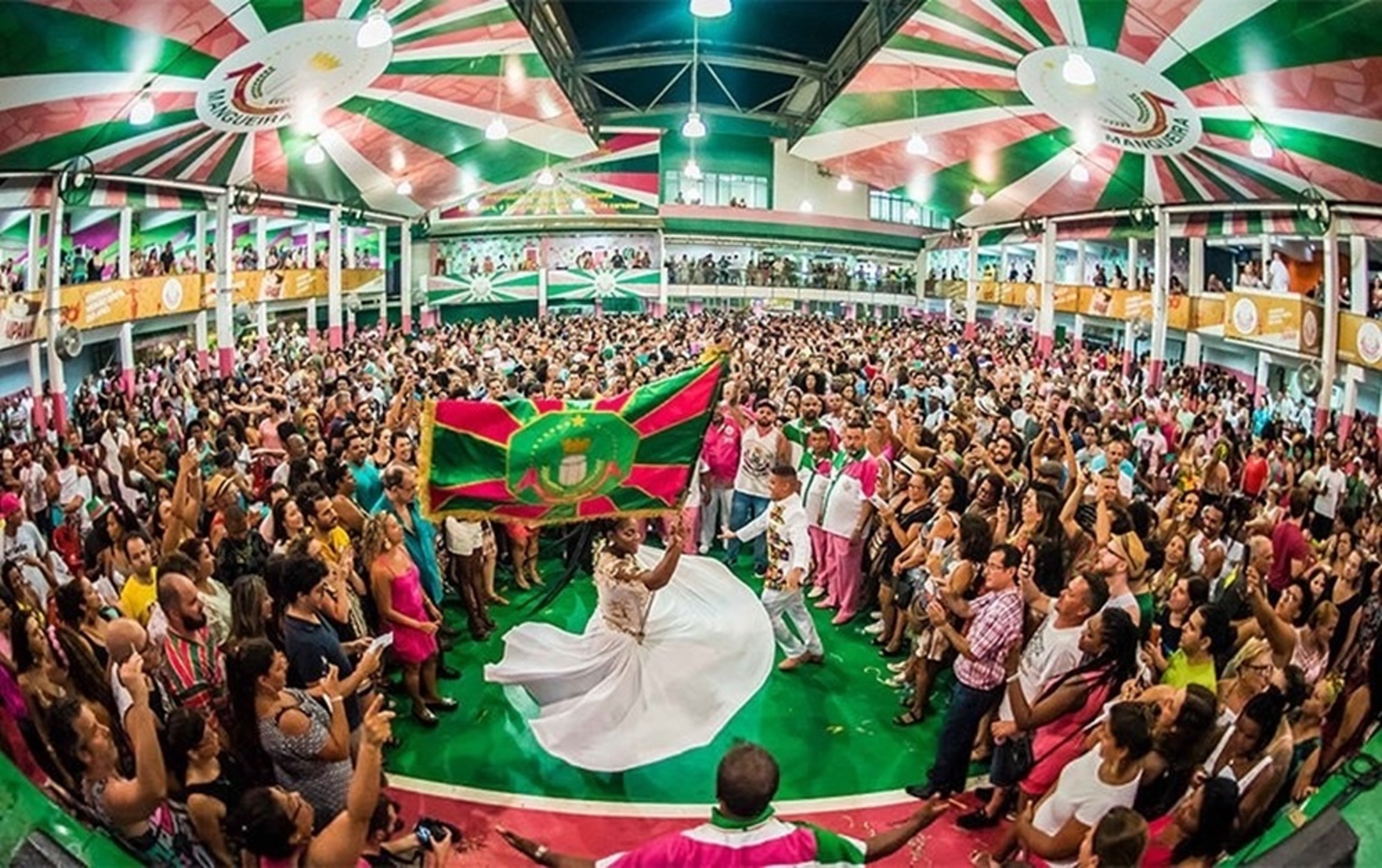 Integrantes da Estação Primeira de Mangueira celebram a força cultural da Verde e Rosa na Quadra da Escola. 