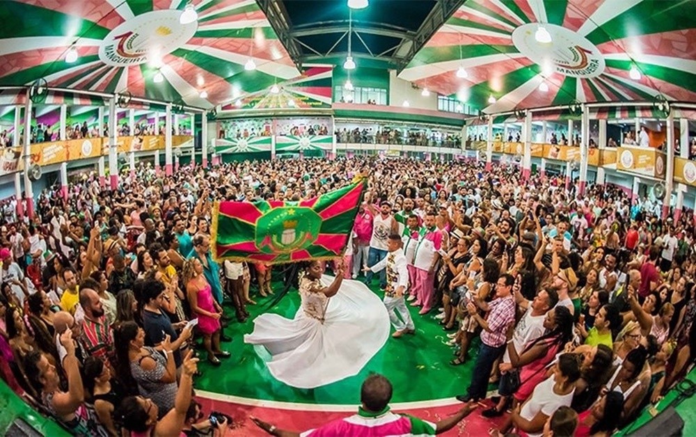 Integrantes da Estação Primeira de Mangueira celebram a força cultural da Verde e Rosa na Quadra da Escola.