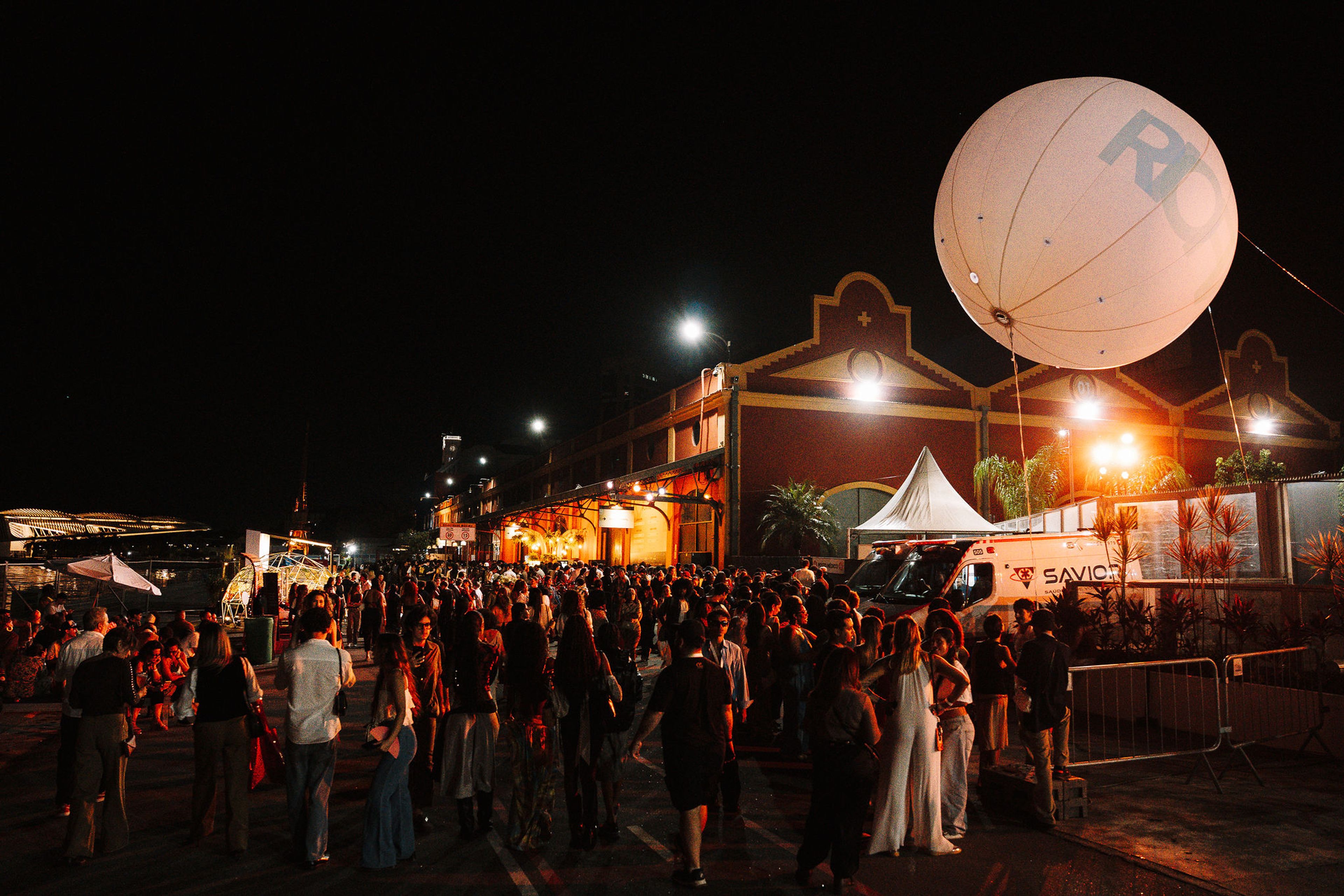 Público acompanha a primeira edição do Rio Fashion Week no Pier Mauá, no Rio de Janeiro.