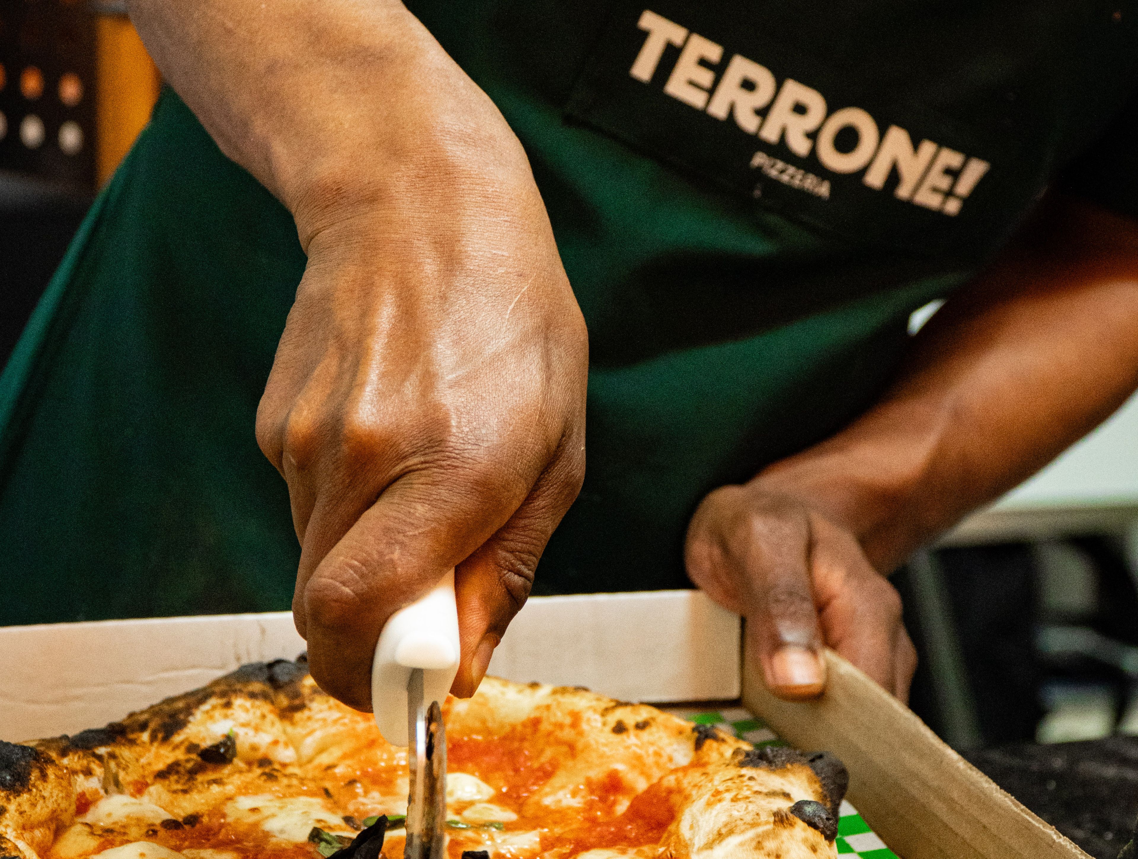 Terrone Pizzeria inaugura em Medellín com branding à la Badauê — imagem 2