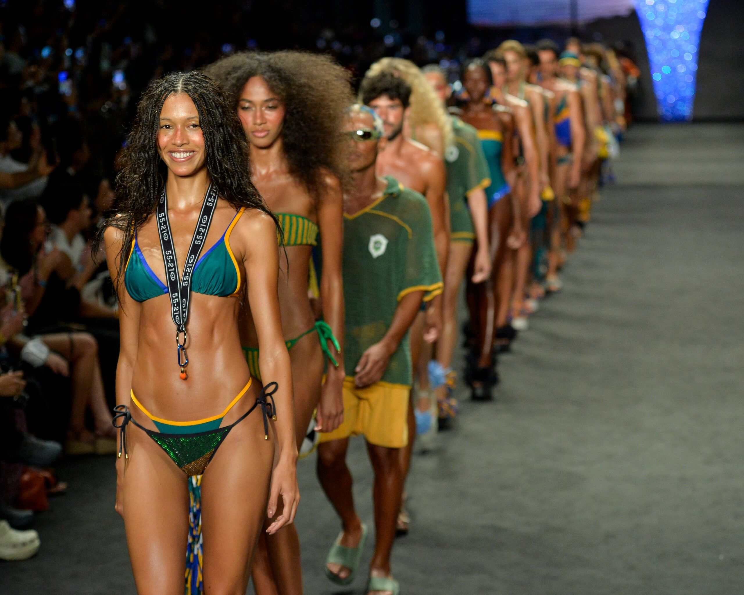 Looks da coleção Rota 72, da BlueMan, que reafirma a identidade carioca da marca em uma travessia visual pelo litoral brasileiro.